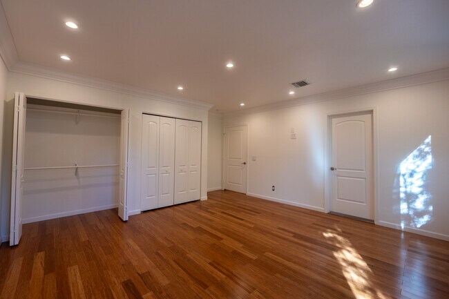 Building Photo - 10930 Oro Vista Ave