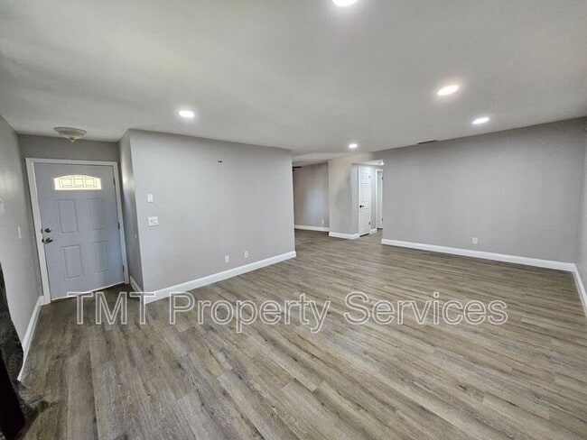 Building Photo - 760 Castle Oaks Dr