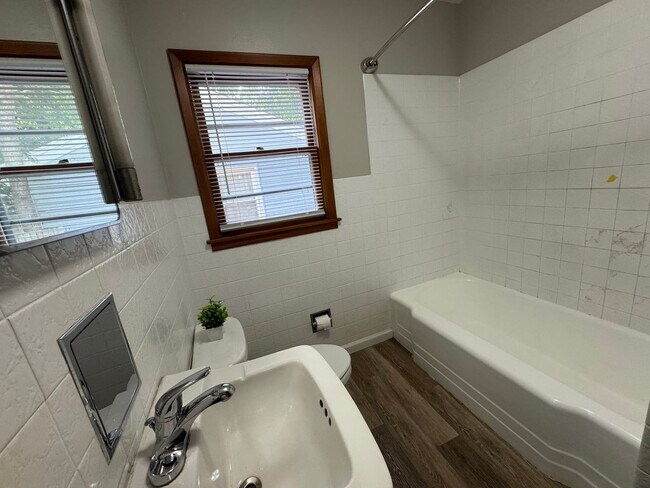 Building Photo - Jerome's Jewel: 3 Bed/1.5 Bath Home with E...