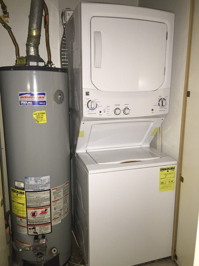 Building Photo - Cozy 2 Bed/2 Bath Condo with In-Unit Washe...