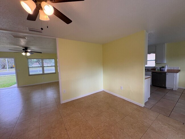 Building Photo - For Rent: 4-Bedroom Home in Lakeland