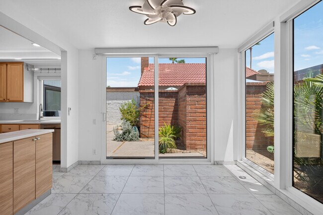Building Photo - 2490 E Miramonte Cir