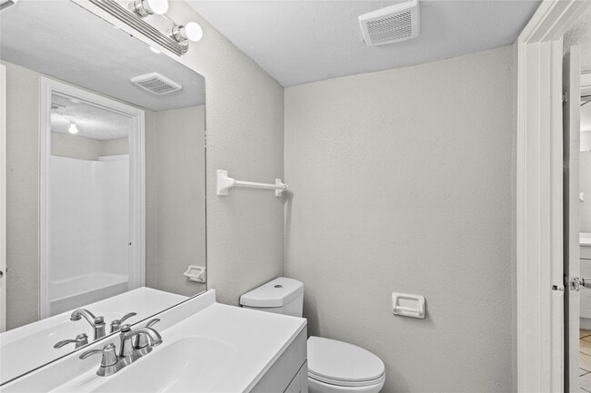 Building Photo - 2202 16th Ave N