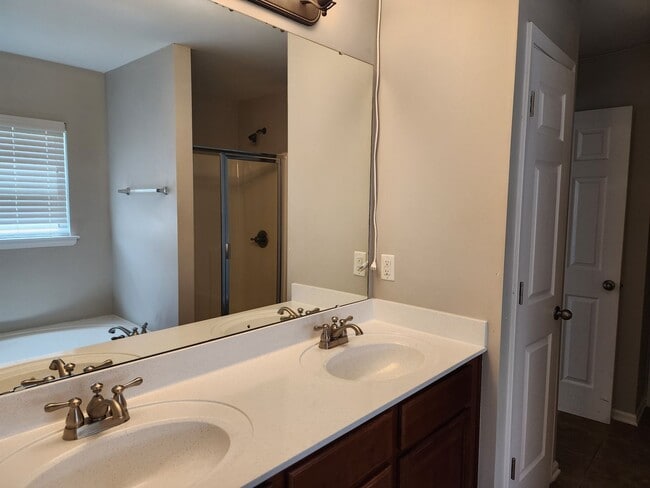 Building Photo - Quaint 4-Bedroom Home