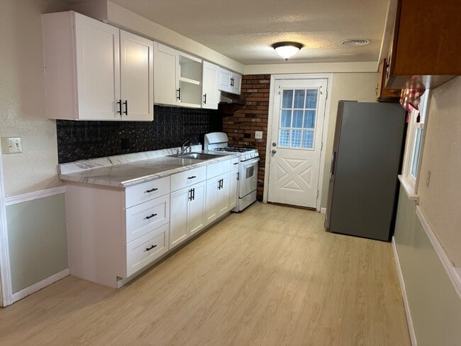 Building Photo - 881 Moyer Ave