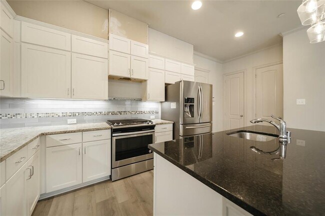 Building Photo - 2745 Troutt Dr