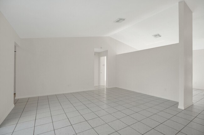Building Photo - 398 Buttonwood Dr