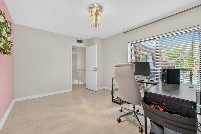 Building Photo - 1525 Augusta Cir