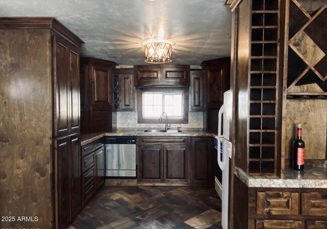 Building Photo - 1522 E 9th St