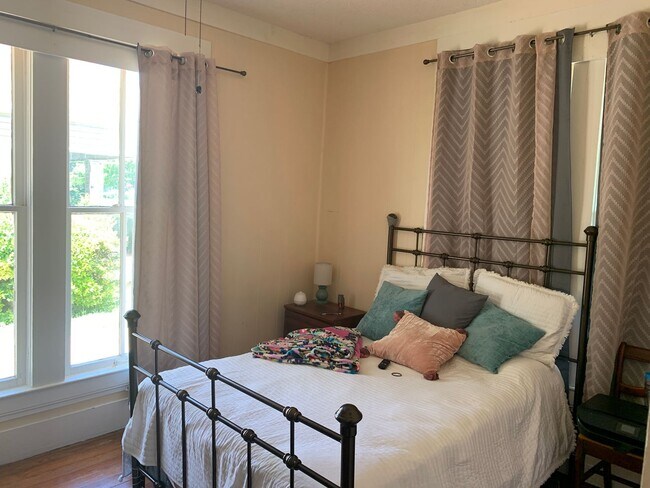 Building Photo - 1606 3rd Ave