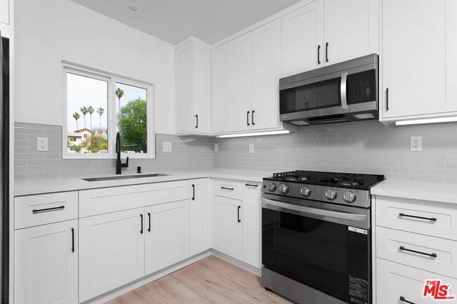 Building Photo - 1319 S St Andrews Pl