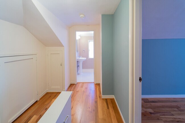 Building Photo - Charming and Well-Maintained Home in a Serene Neighborhood