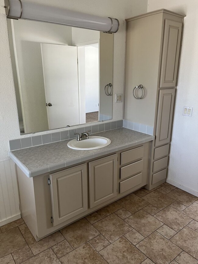 Building Photo - Beautiful Home in Fairview