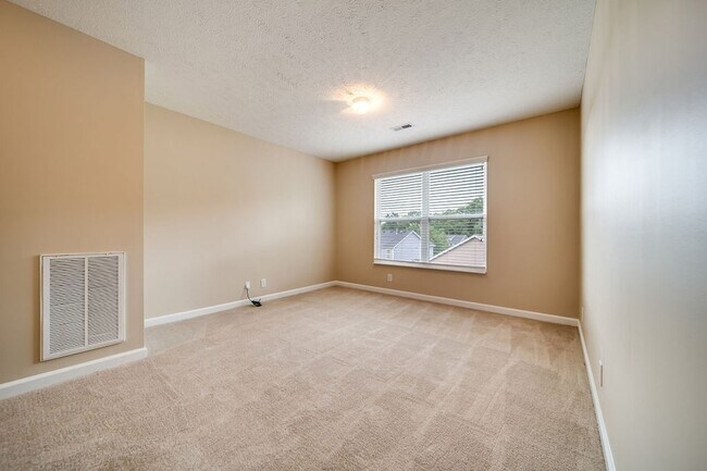 Building Photo - 102 Wagon Ct
