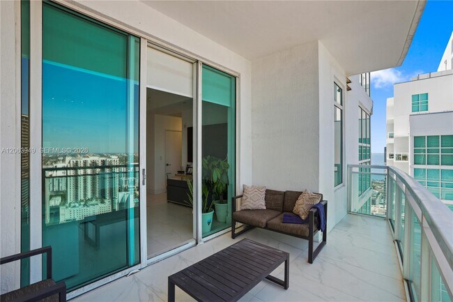 Building Photo - 950 Brickell Bay Dr