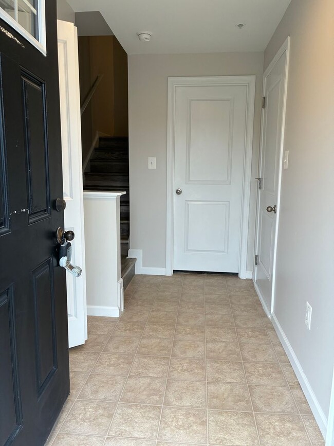 Building Photo - Beautiful 2019 End-of-Group Townhome – 3 Bed, 2 Bath, 1-Car Garage