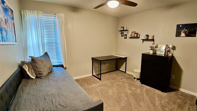 Building Photo - 214 Club Crest Ln