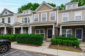 Building Photo - Extra Space, Extra Comfort: Charming 3-Bed...