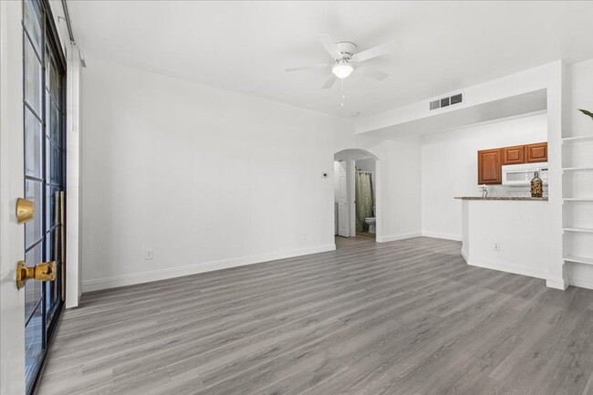 Building Photo - Stunning and Freshly Remodeled 1 Bedroom C...