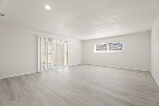 Building Photo - Newly Renovated 4/5 Bed 2 Bath in South Houston!