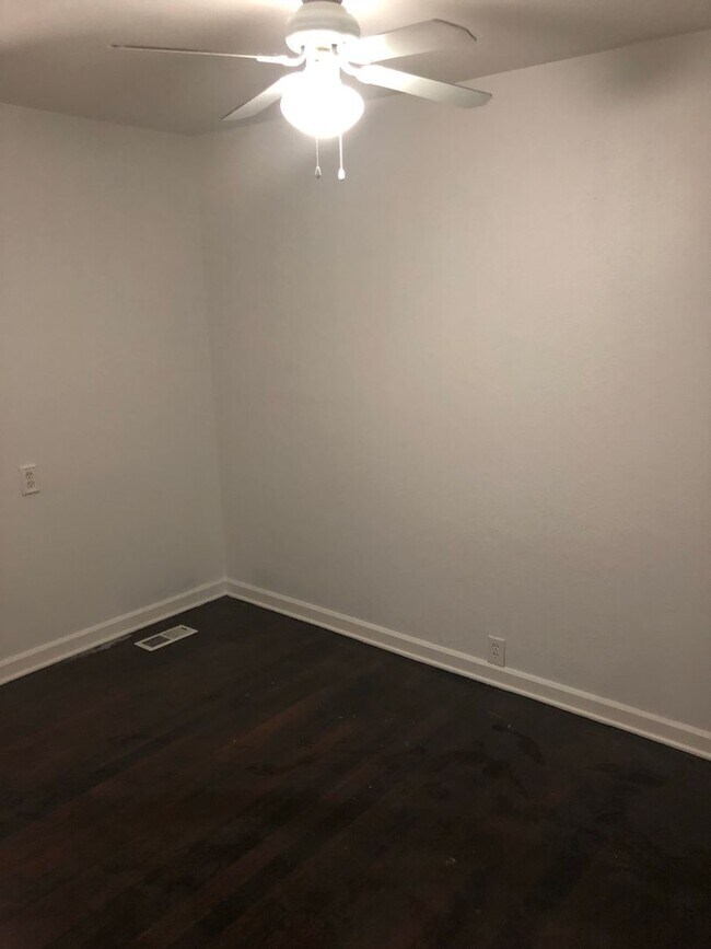 Building Photo - Charming 3 Bed/1 Bath Home in Downtown New...