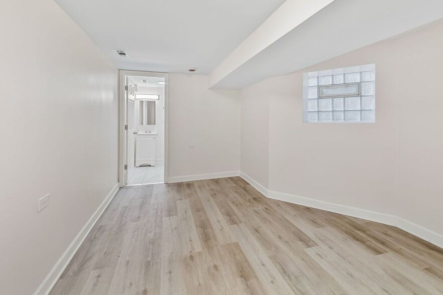 Building Photo - 1345 N Maplewood Ave