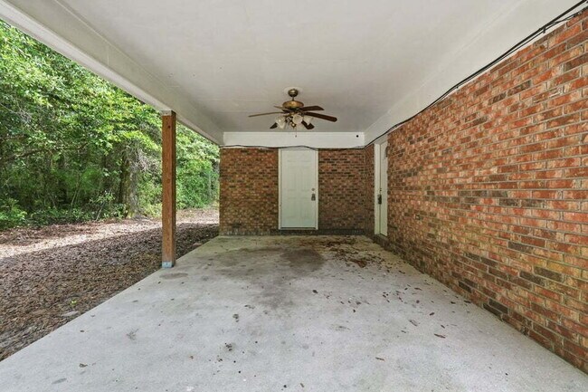 Building Photo - A small-town charm ready for move in!