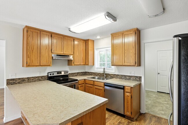 Building Photo - Single Family Ranch in Silverton