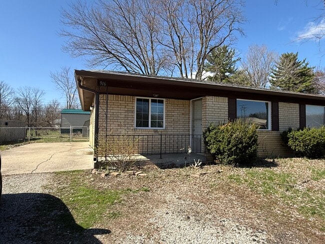 Building Photo - 916 N Avon Ave