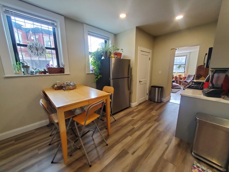 Building Photo - 1914 Beacon St