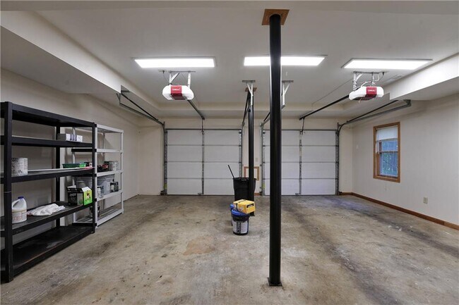 Building Photo - 127 Columbine Dr