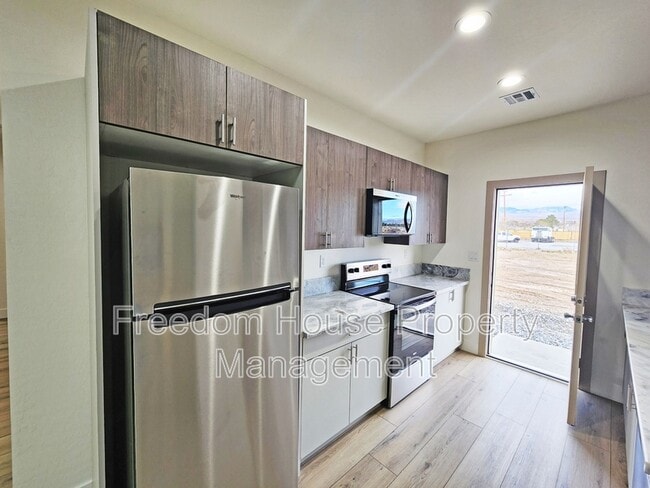 Building Photo - 1340 Arrowhead St