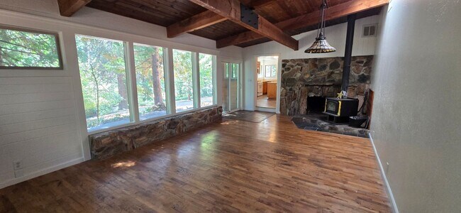 Building Photo - 3 bed 2 bath home surrounded by nature