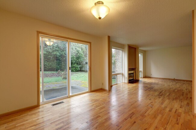 Building Photo - Bright spacious 4-bedroom 2.5 bath home in Bellevue