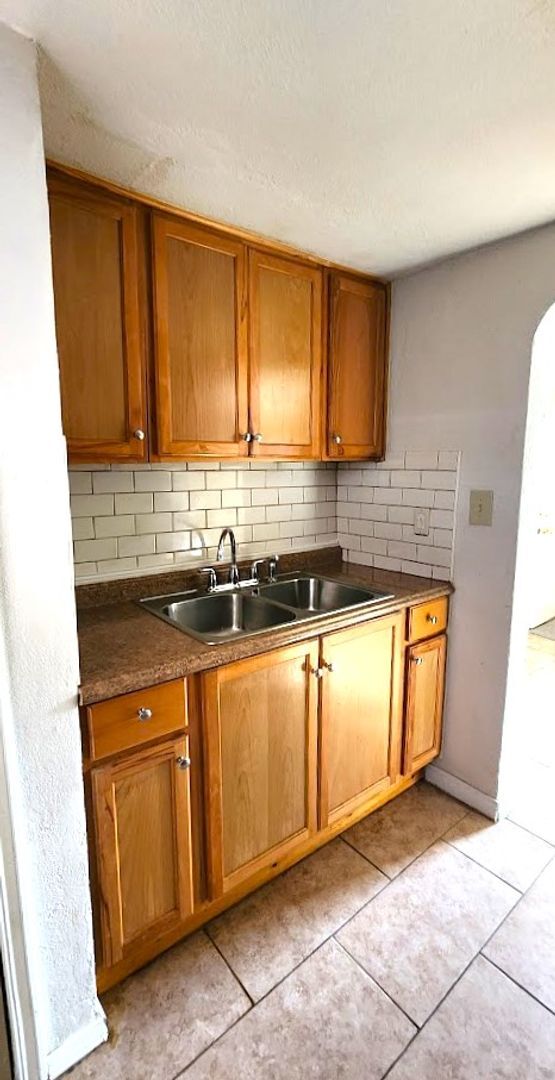 Building Photo - 2 Bed 1 Bath in the University Add Near Pa...
