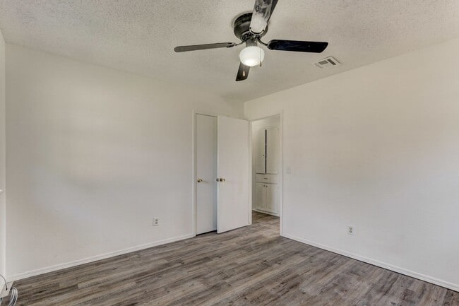 Building Photo - Cozy & Stylish Living Near ESA Park with F...