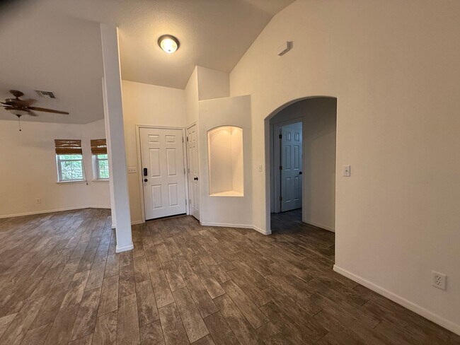 Building Photo - 3BR 2 Ba Beautiful Home at Bullhead Parkway w/3 Door Boat Deep Garage