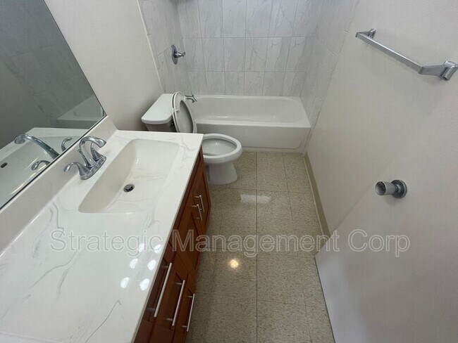 Building Photo - 1735 Young St