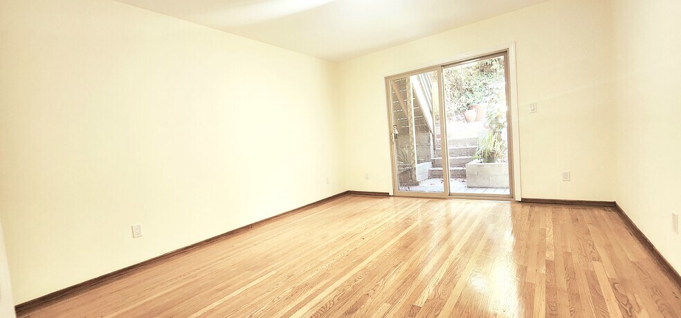 Building Photo - 286 Roosevelt Way