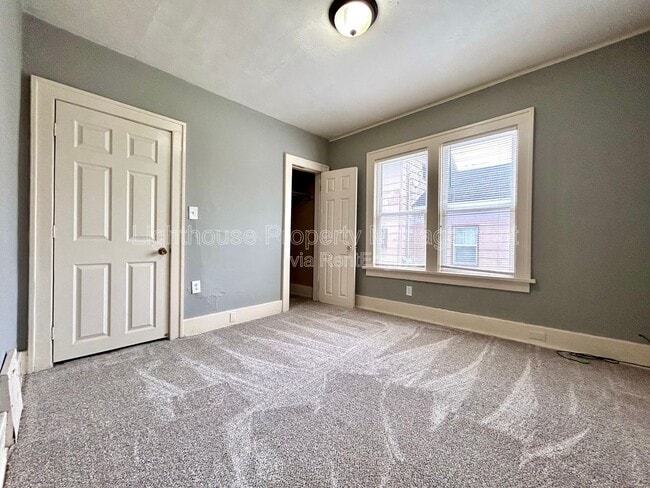 Building Photo - 39 Iona Ave