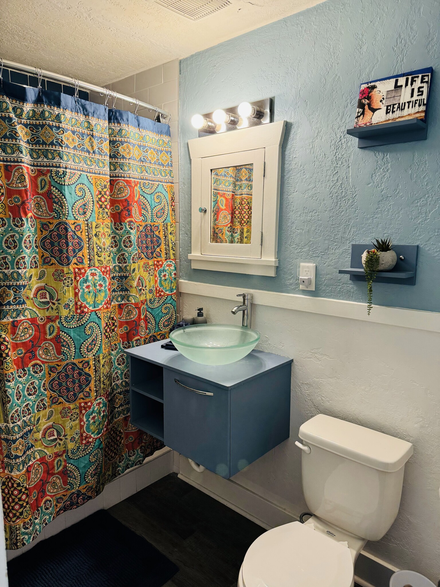 Bathroom - 315 W Halliday St