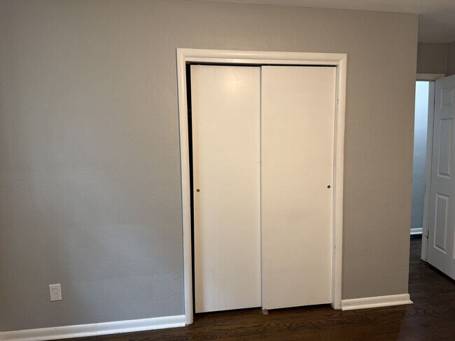 Building Photo - SEE IT NOW: Stylishly Updated Home in Inde...