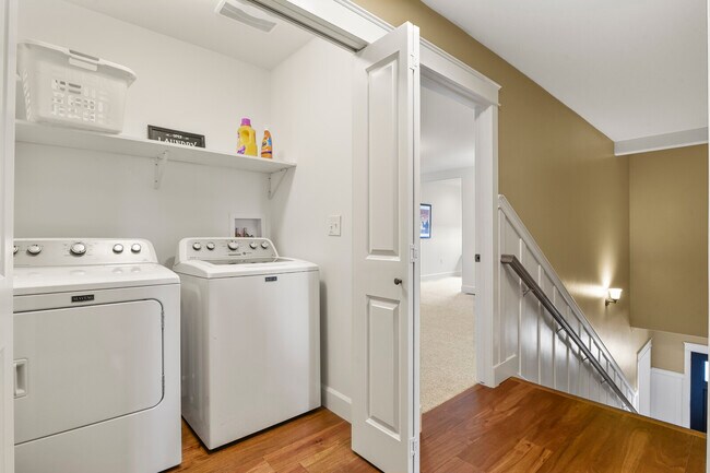 Building Photo - 1950 Mesa Park View