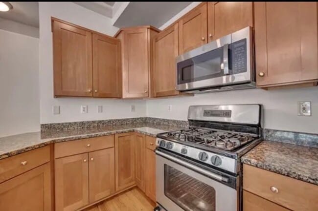 Building Photo - 1390 Dutch Valley Pl NE