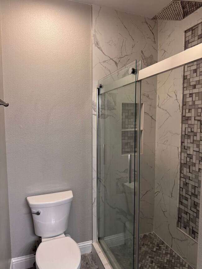 Building Photo - Beautiful single family home