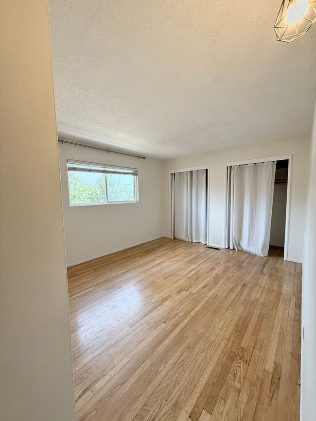 Building Photo - Charming 3 Bedroom 2 Bathroom Single Family Home Available June 5th *DO NOT DISTURB TENANT*