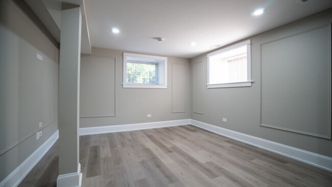 Building Photo - 1706 W Balmoral Ave