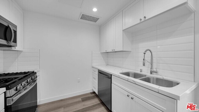 Building Photo - 627 N Dillon St