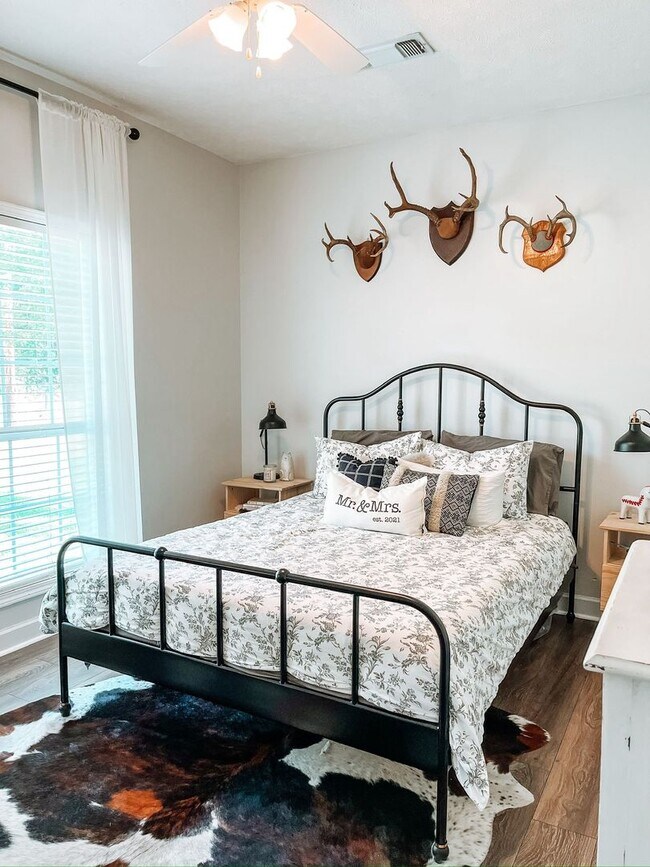 Building Photo - Charming Columbus Home with Fireplace, Natural Light & Outdoor Space