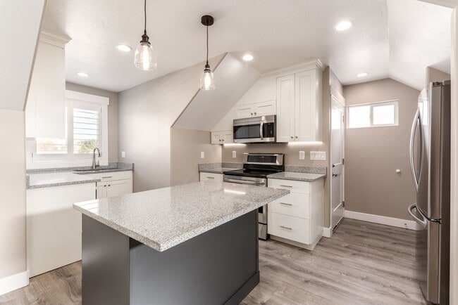 Building Photo - Stunning Above-Garage Apartment In Excelle...